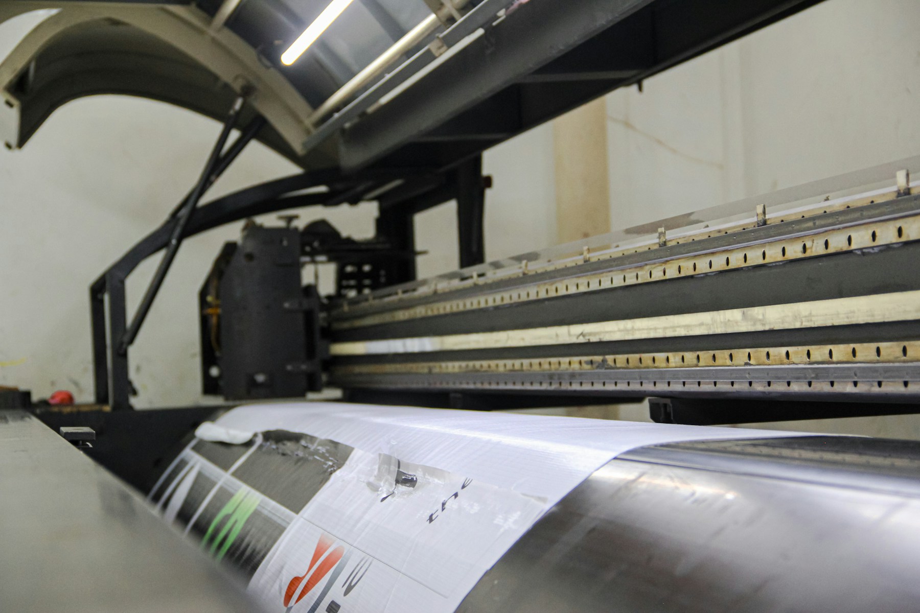 Impressão digital em grande formato para materiais adesivos — imagem ilustrativa
