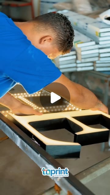 Produção de letreiro com módulos de LED na oficina da Toprint