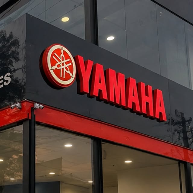 Fachada Yamaha com letreiro vermelho em relevo, obra da Toprint