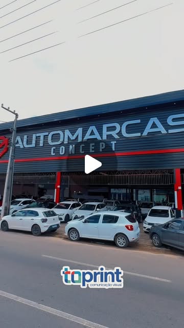 Fachada Automarcas Concept com letreiro sobre a entrada da loja, obra da Toprint