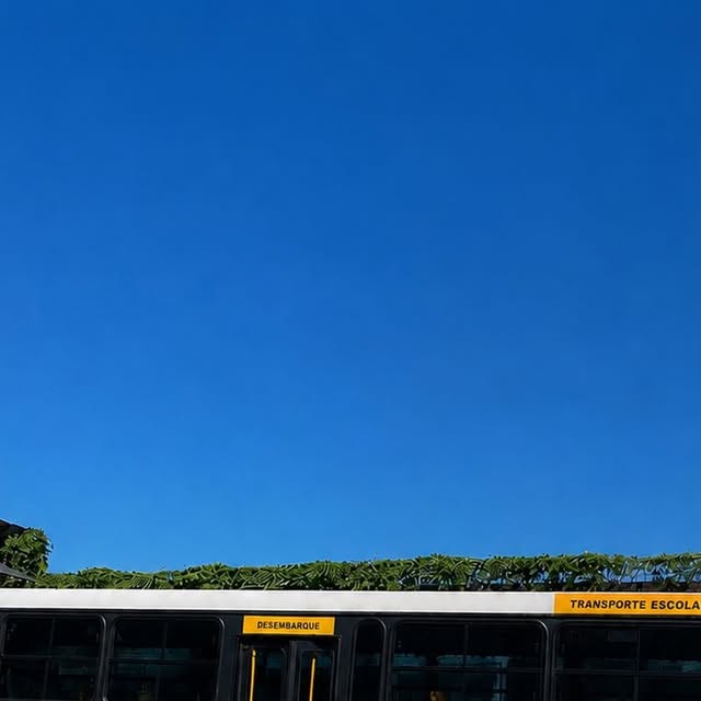 Ônibus de transporte escolar com identificação amarela, comunicação visual da Toprint