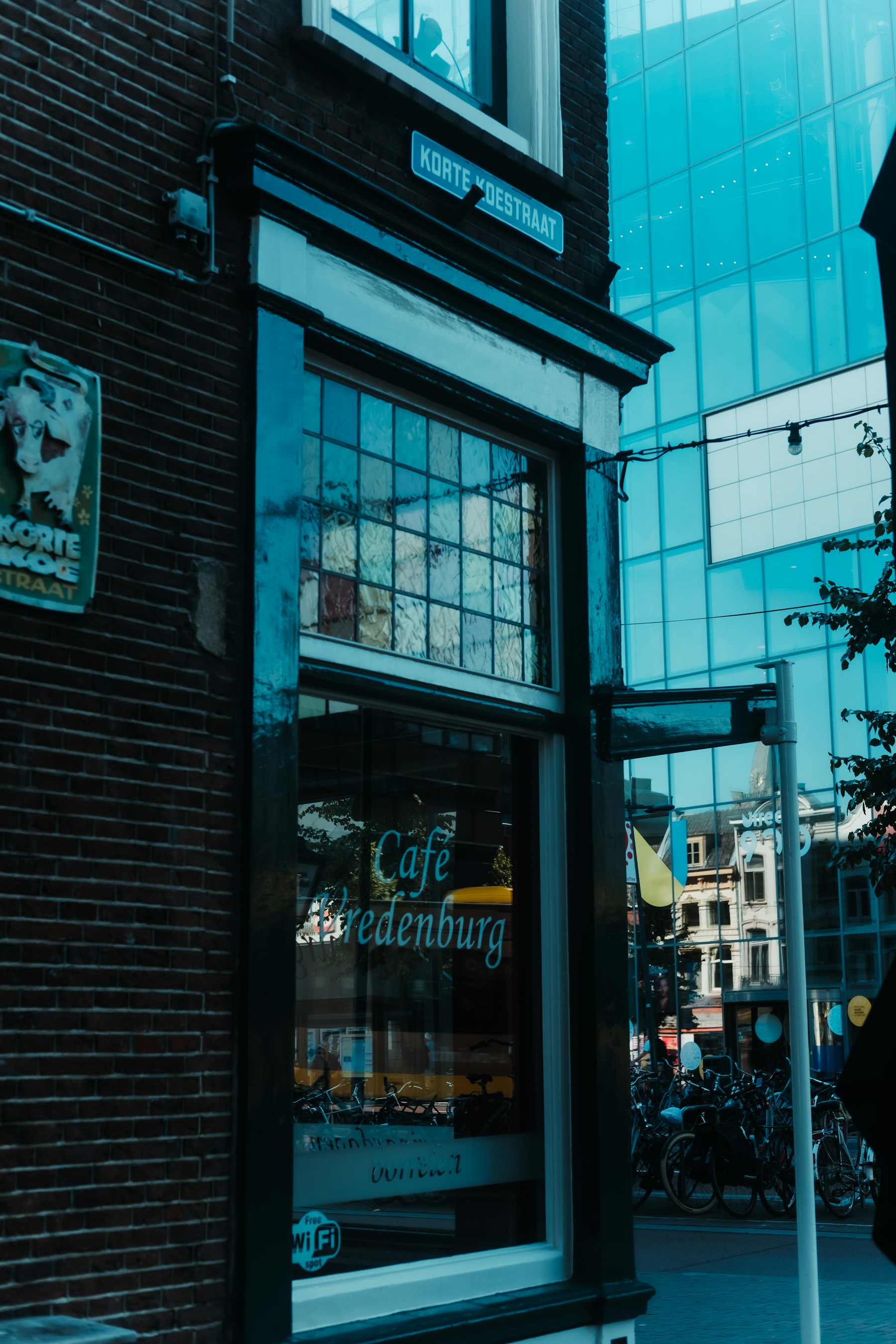 Fachada comercial com identificação e adesivos na vitrine — imagem ilustrativa